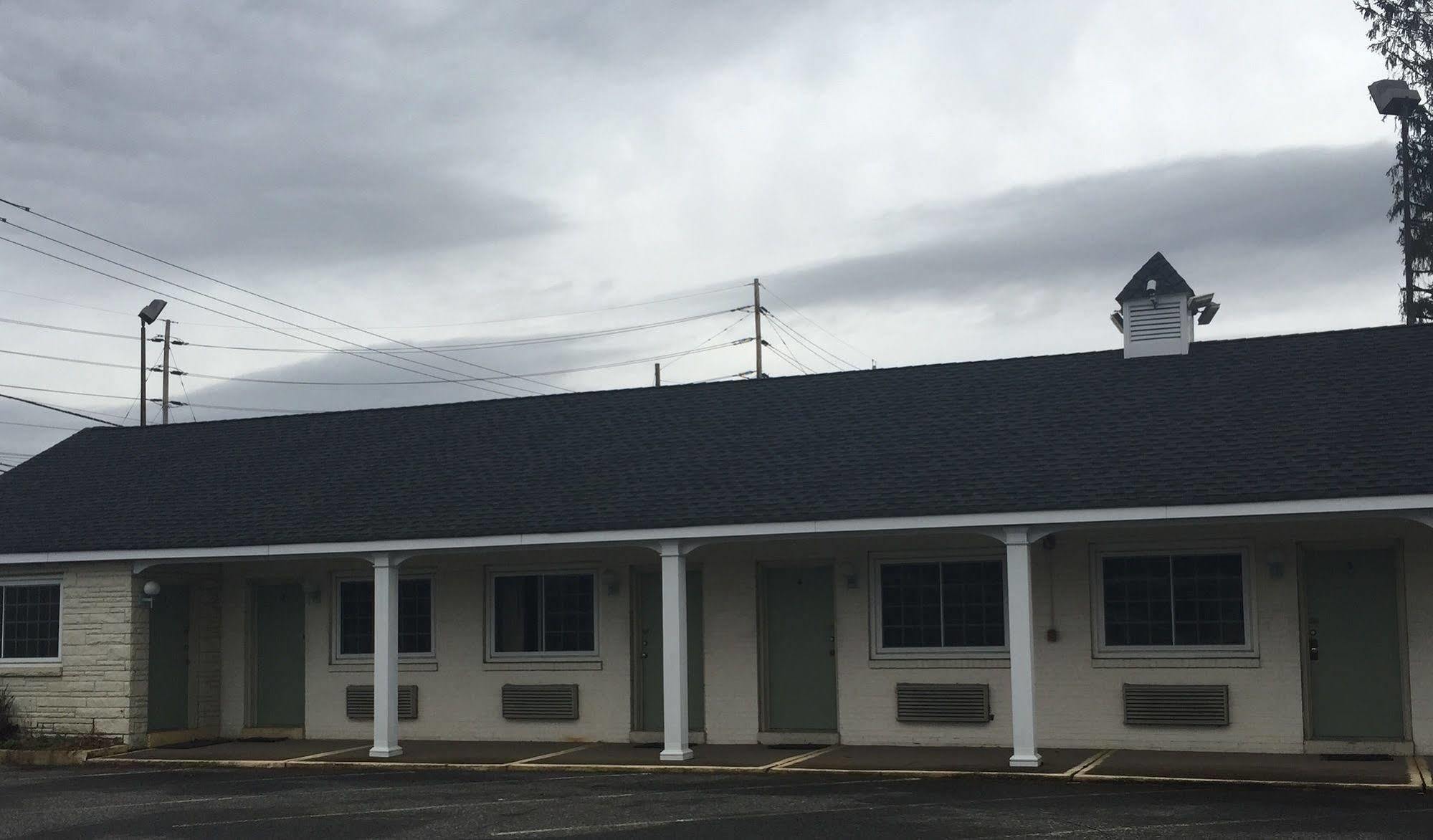 Track & Turf Motel 劳雷尔山 外观 照片