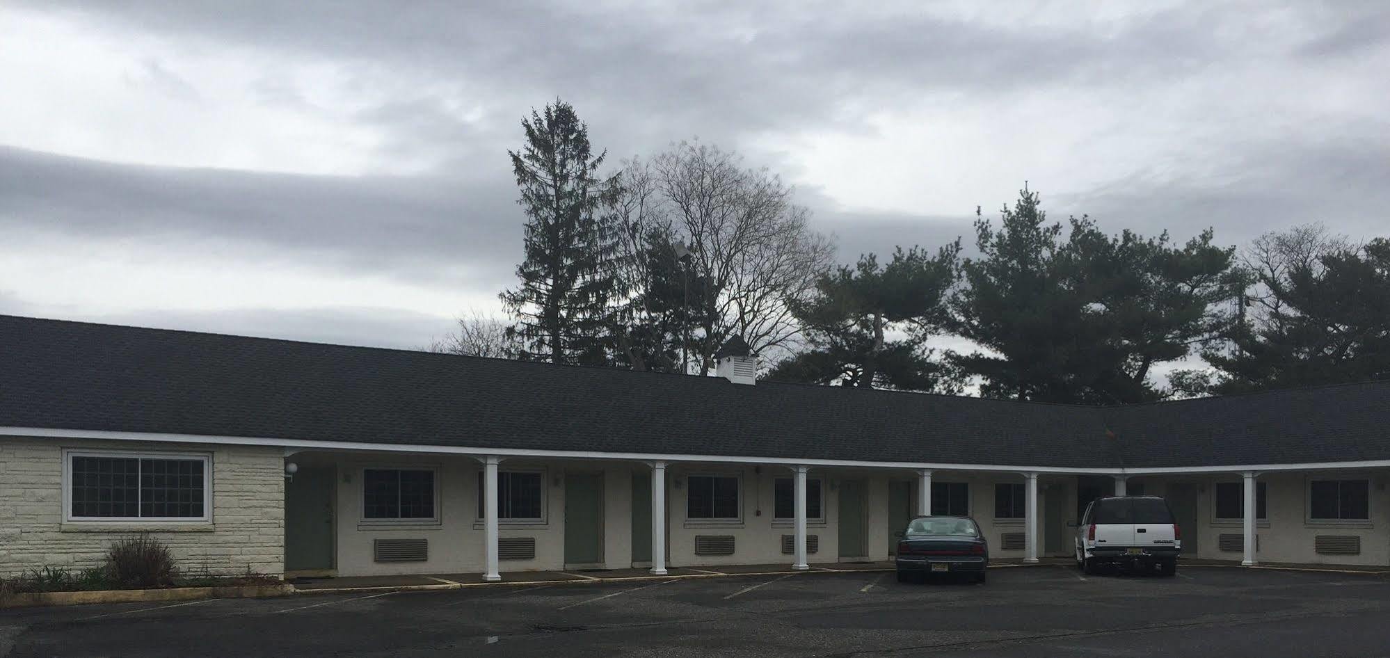 Track & Turf Motel 劳雷尔山 外观 照片