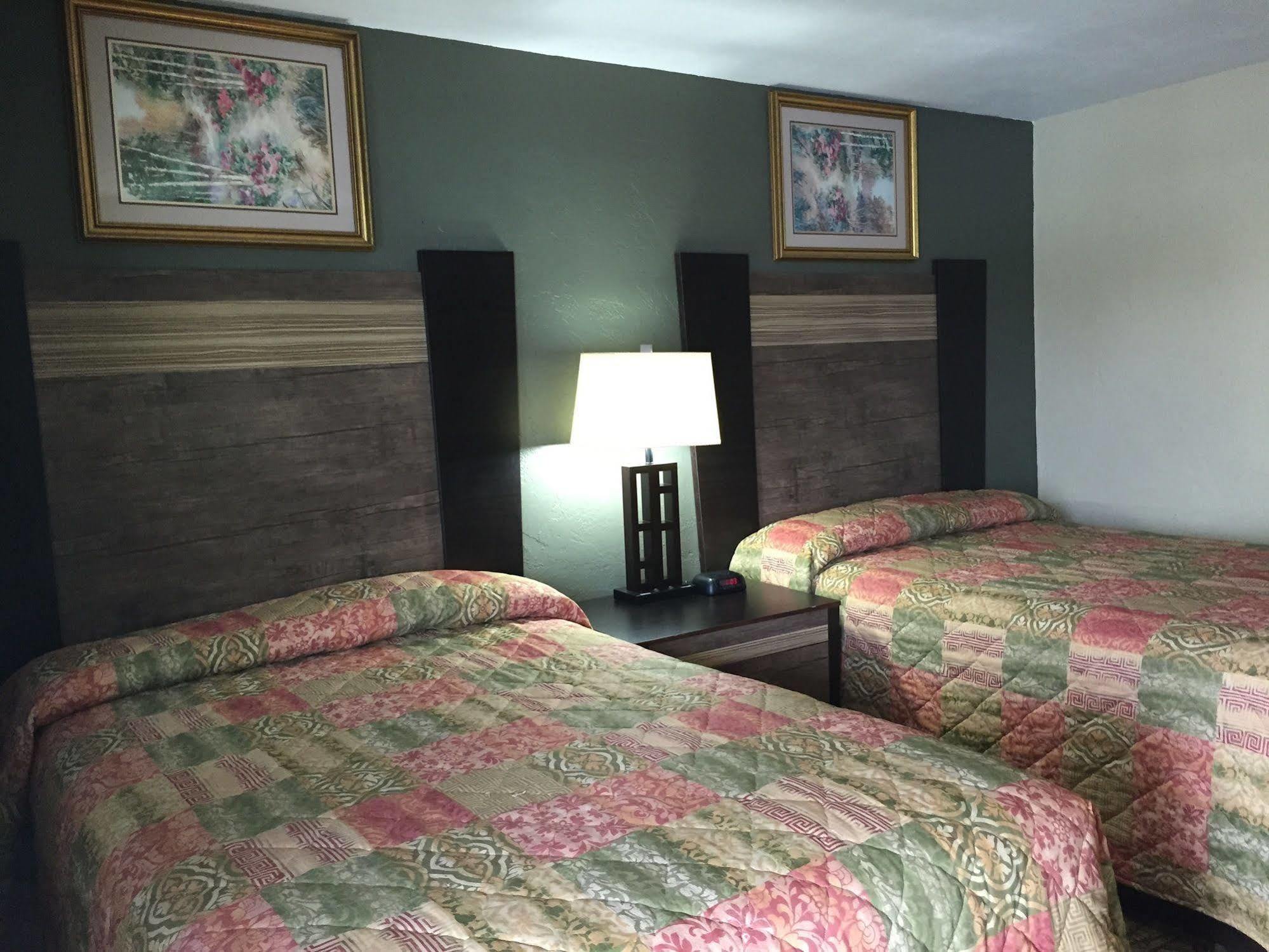 Track & Turf Motel 劳雷尔山 外观 照片